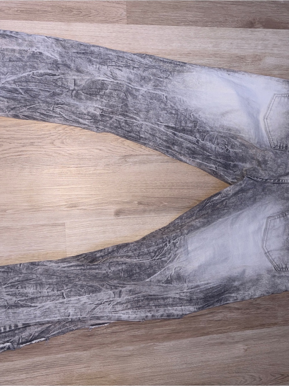 men’s Light Gray Acid-Wash Jeans